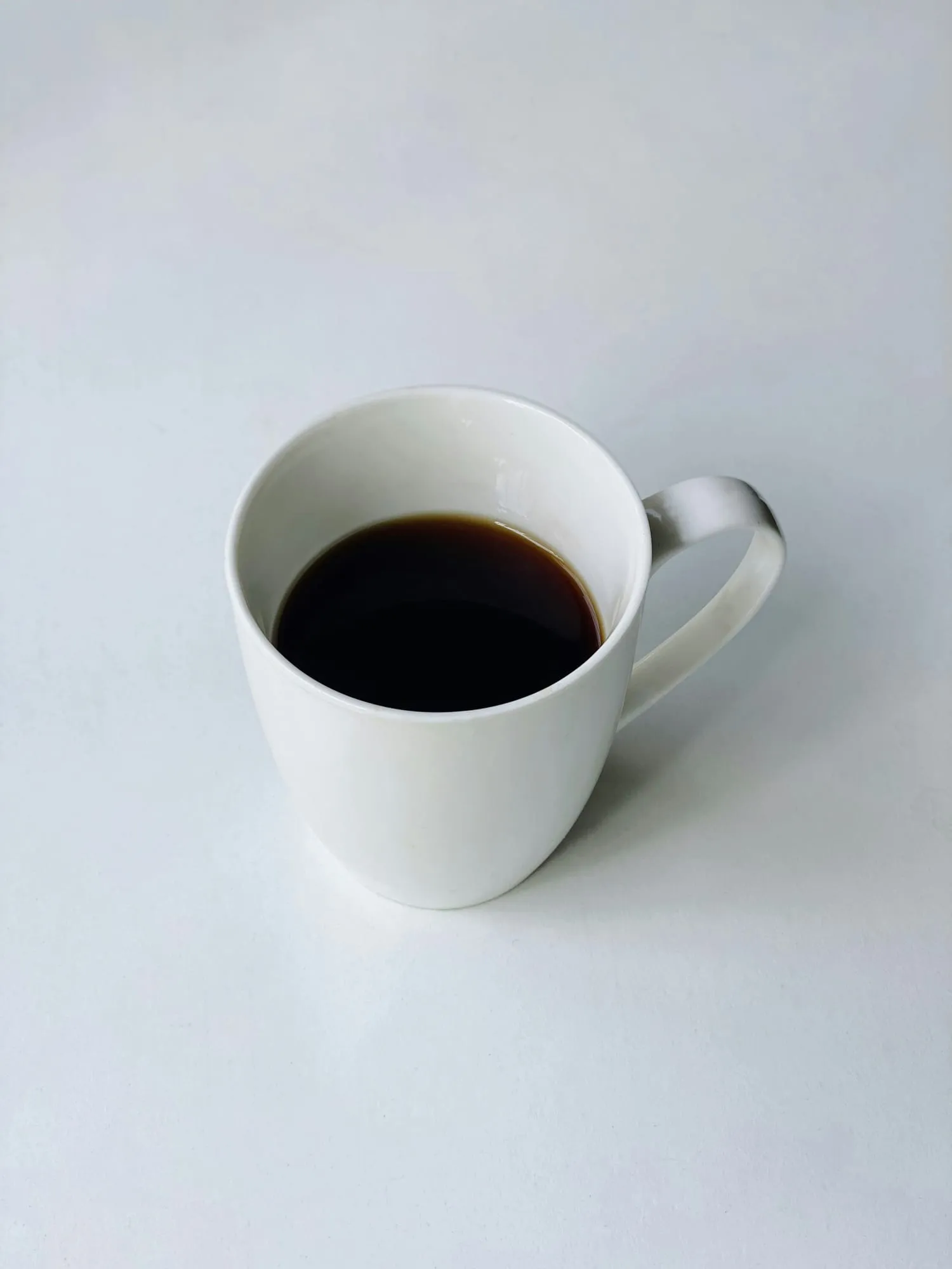 Kaffeetasse auf hellem Tisch